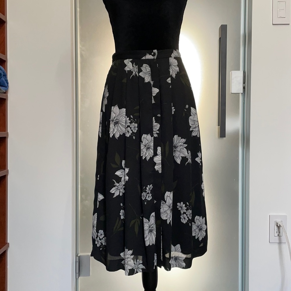 Banana Republic Beautiful flower skirt